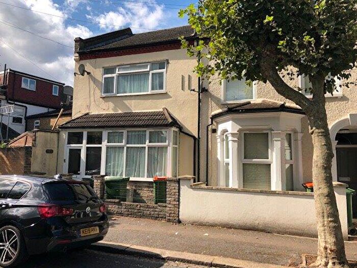 2 Bedroom Flat To Rent In Warwick Road, Leytonstone, E15