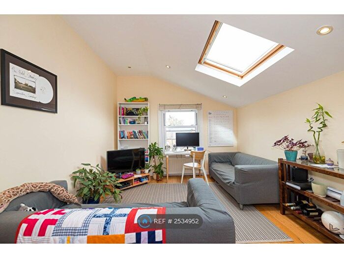 2 Bedroom Flat To Rent In Beechdale Road, London, SW2
