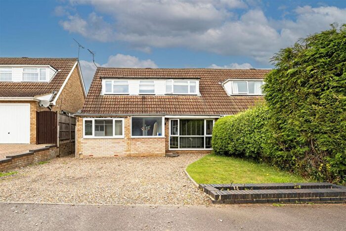 3 Bedroom Semi-Detached House For Sale In Kinsbourne Close, Harpenden, AL5