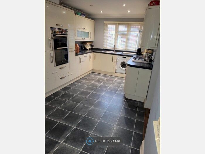 3 Bedroom Terraced House To Rent In Royal Walk, Wallington, SM6