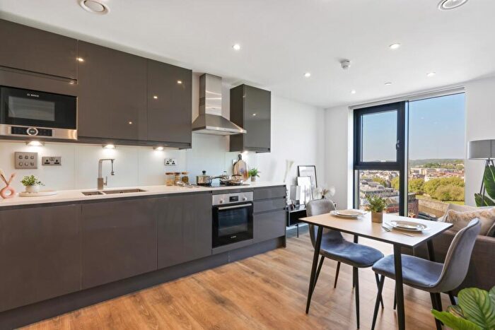 Flat To Rent In Castle Park View, Castle Street, Bristol, BS2