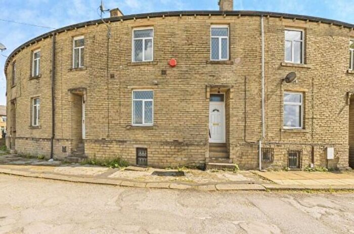 3 Bedroom House To Rent In Beacon Street, Huddersfield, HD2