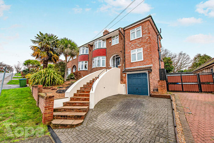 4 Bedroom Semi Detached House For Sale In Barnehurst Avenue, Bexleyheath, DA7