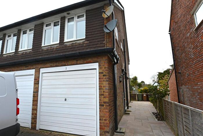 2 Bedroom Flat To Rent In Priests Lane, Shenfield, CM15