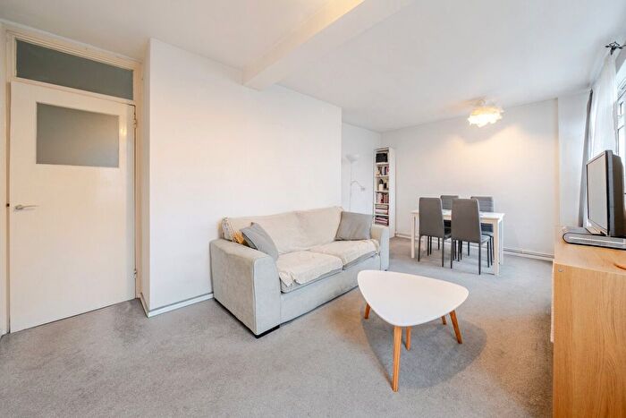 2 Bedroom Flat For Sale In Lacy Road, Putney, London, SW15