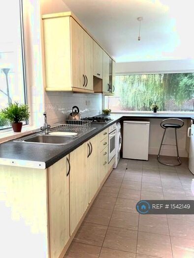 5 Bedroom Semi-Detached House To Rent In Brocklebank Road, Manchester, M14