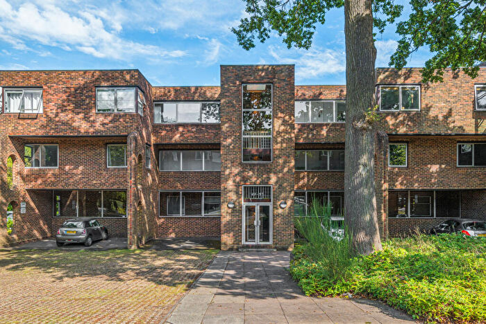 2 Bedroom Flat To Rent In Stroudwater Park, Weybridge, KT13