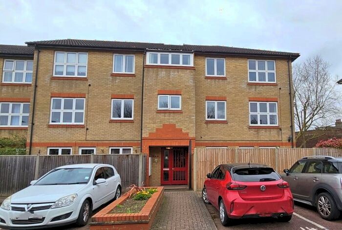 2 Bedroom Flat To Rent In Ivybridge Close, Twickenham, TW1