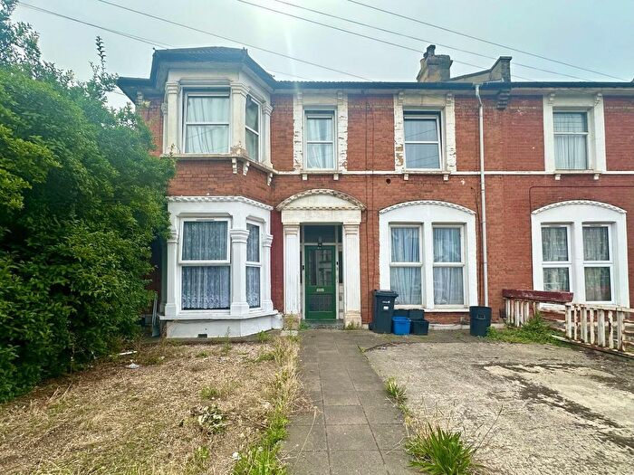 3 Bedroom Flat For Sale In Belmont Road, Ilford, IG1