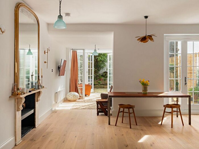 3 Bedroom Flat For Sale In Colville Terrace, Notting Hill, London, W11