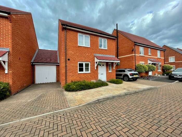 3 Bedroom Semi-Detached House To Rent In Royal Gardens, Tadley, RG26