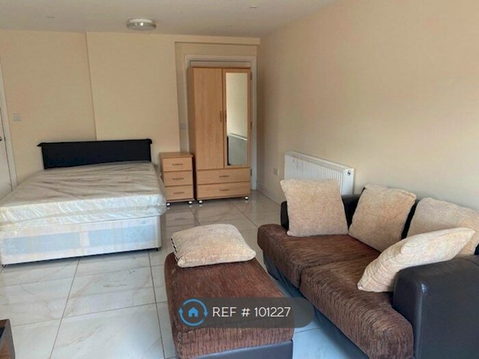Studio To Rent In Redriff Road, Romford, RM7