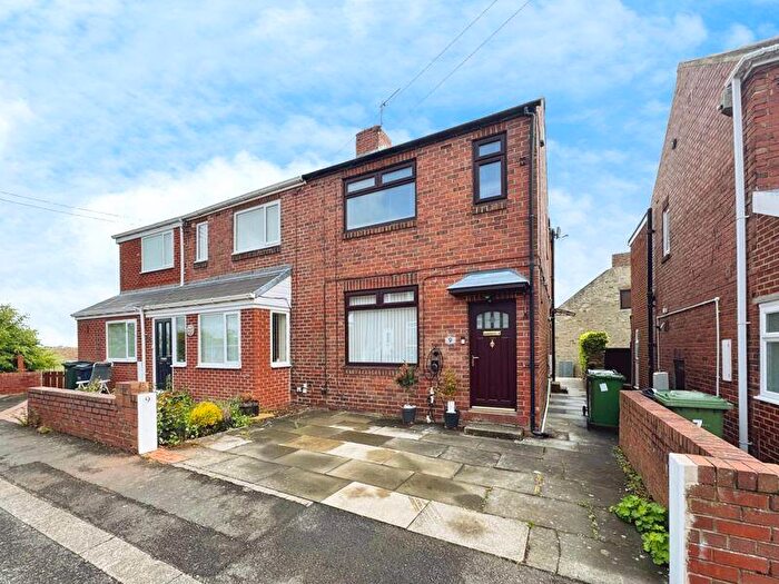 3 Bedroom Semi-Detached House For Sale In John Avenue, Ryton, NE40
