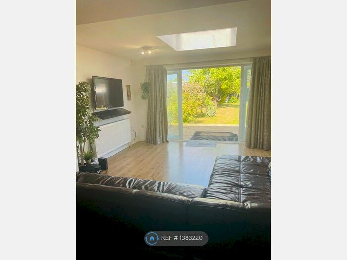 4 Bedroom Bungalow To Rent In St Georges Drive, Watford, WD19