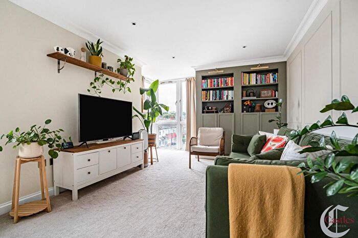 2 Bedroom Flat For Sale In Park Road, N11