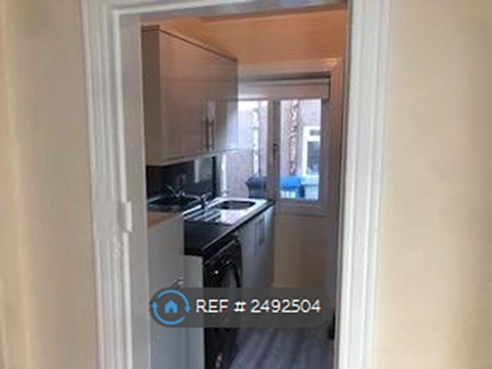 3 Bedroom Flat To Rent In Kingsbridge Drive, Kings Park, Glasgow, G73