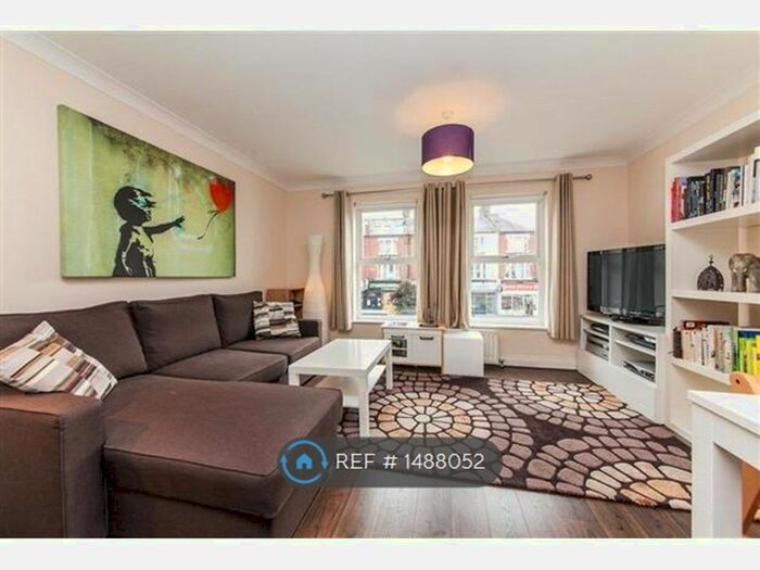 2 Bedroom Flat To Rent In The White House, London, SW17