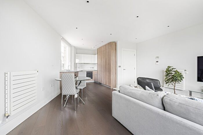1 Bedroom Flat To Rent In Hamond Court, Queenshurst Square, Kingston Upon Thames, Surrey, KT2