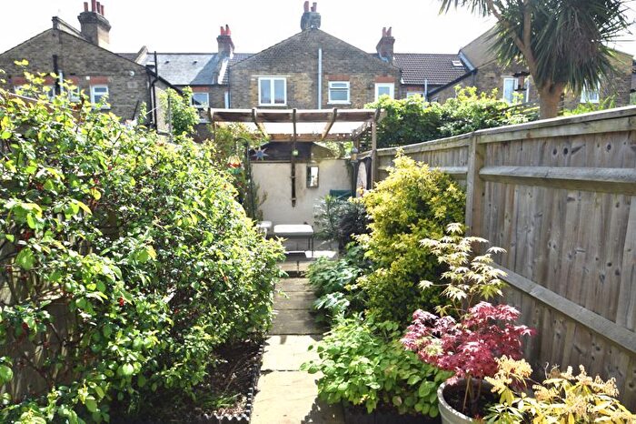 1 Bedroom Flat To Rent In Boundary Road, London, SW19