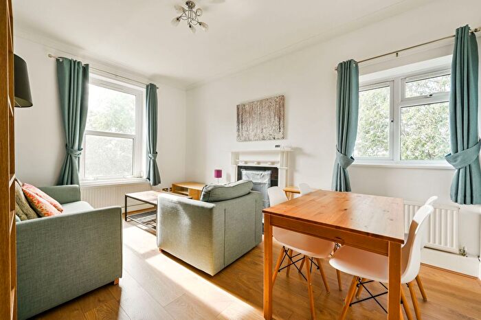 2 Bedroom Flat For Sale In Grove Park Farm, Grove Park, London, W4