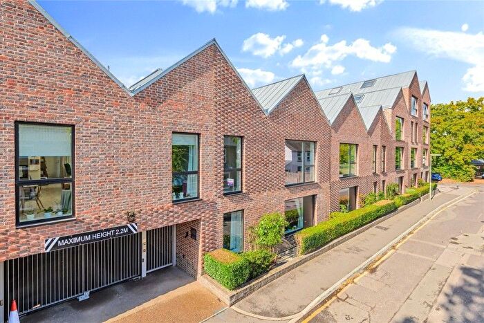 2 Bedroom Property To Rent In Horsell, Woking, Surrey, GU21