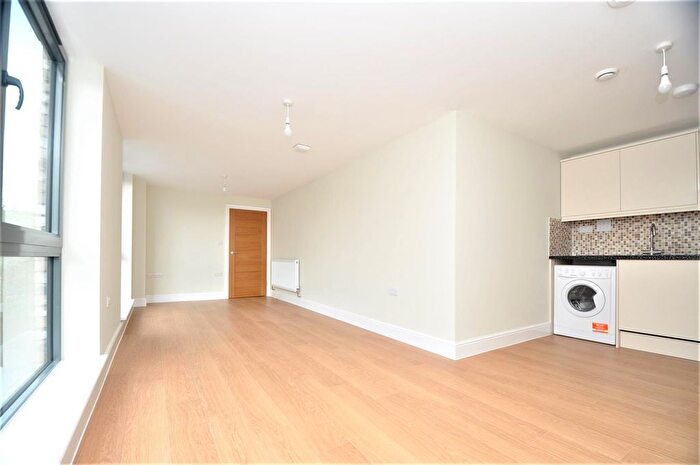 3 Bedroom Flat To Rent In Cameron Road, Seven Kings, IG3