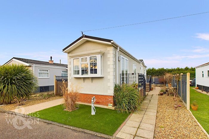 2 Bedroom Mobile/park Home For Sale In Woodland View, Stratton Strawless, Norwich, NR10
