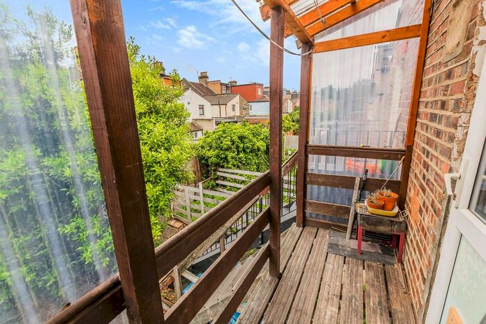 2 Bedroom Flat For Sale In Cheshunt Road, Forest Gate, London, E7
