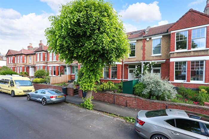 2 Bedroom Flat For Sale In Claremont Avenue, Bristol, BS7