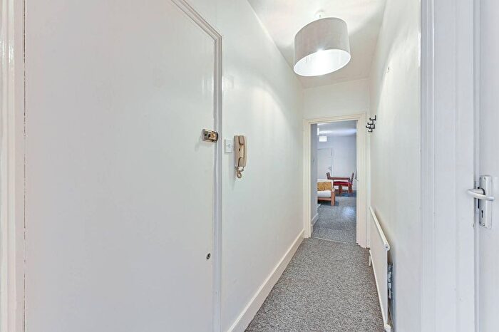 1 Bedroom Flat To Rent In Coldharbour Lane, Camberwell, London, SE5