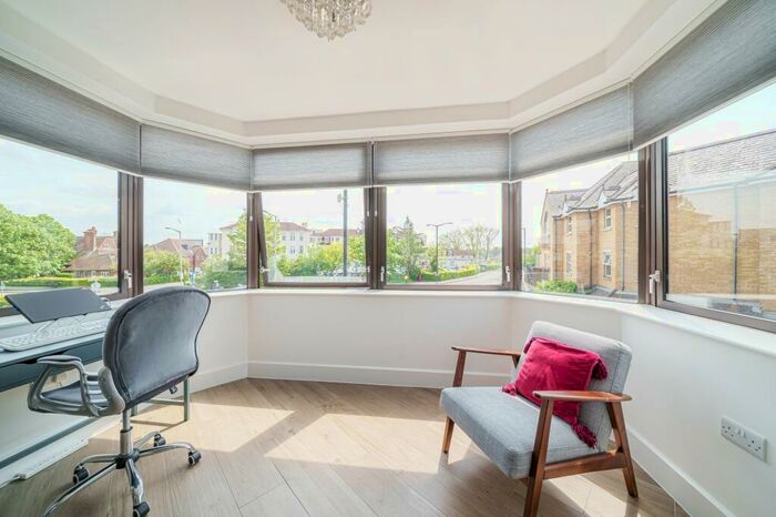 2 Bedroom Apartment For Sale In St. Leonards Road, Windsor, SL4
