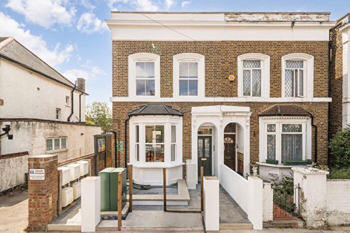 2 Bedroom Flat For Sale In Mill Hill Road, Acton, W3