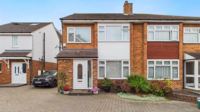 4 Bedroom Semi Detached House For Sale In Vincent Close, Cheshunt, EN8