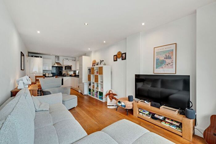 2 Bedroom Flat For Sale In Greenwich High Road, London, SE10