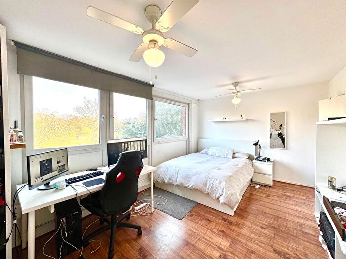 3 Bedroom Flat To Rent In Emmott Close, London, E1