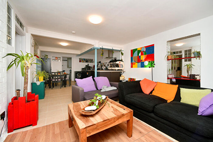 2 Bedroom Flat For Sale In Clarence Square, Brighton, BN1