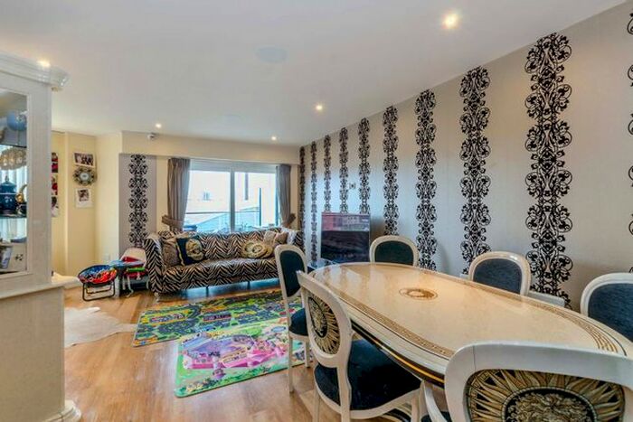 2 Bedroom Flat For Sale In Aerodrome Road, Hendon, London, NW9