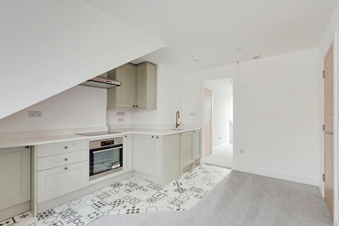 1 Bedroom Apartment To Rent In Palmeira Avenue, Westcliff-on-Sea, SS0