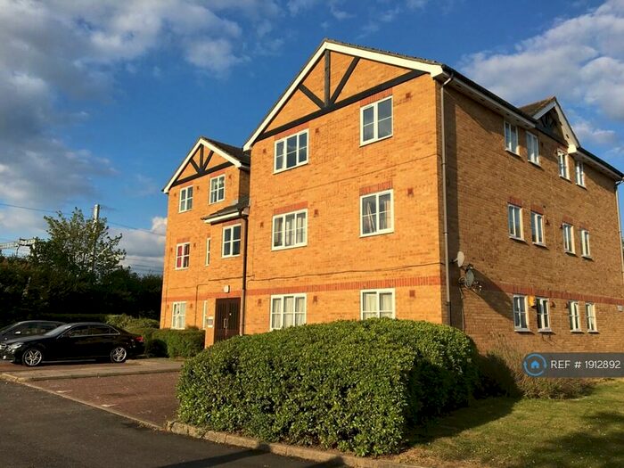 2 Bedroom Flat To Rent In Maplin Park, Slough, SL3