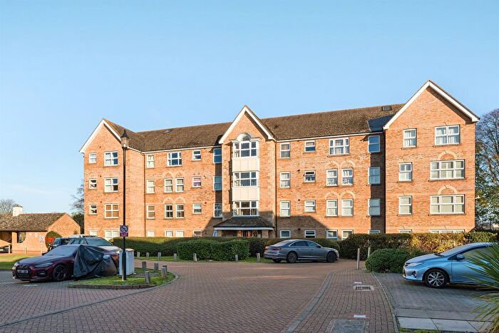 1 Bedroom Flat For Sale In Cobham Close, Enfield, EN1