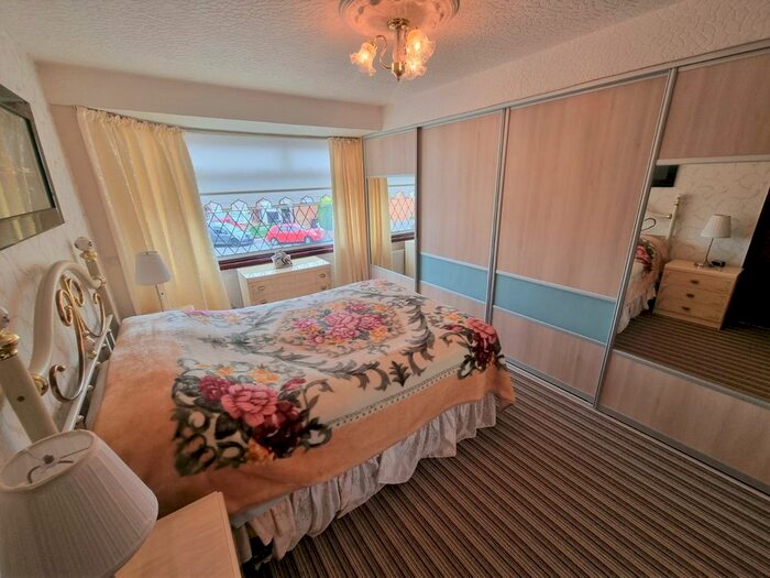 3 Bedroom Semi-Detached House For Sale In Mosslands Close, Great Sutton, Ellesmere Port, Cheshire, CH66