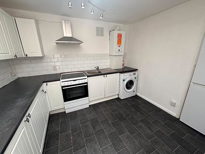 2 Bedroom Flat To Rent In Front Lane, Upminster, RM14