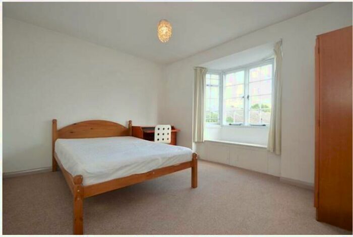 4 Bedroom Flat To Rent In Chaucer Court, Guildford, GU2