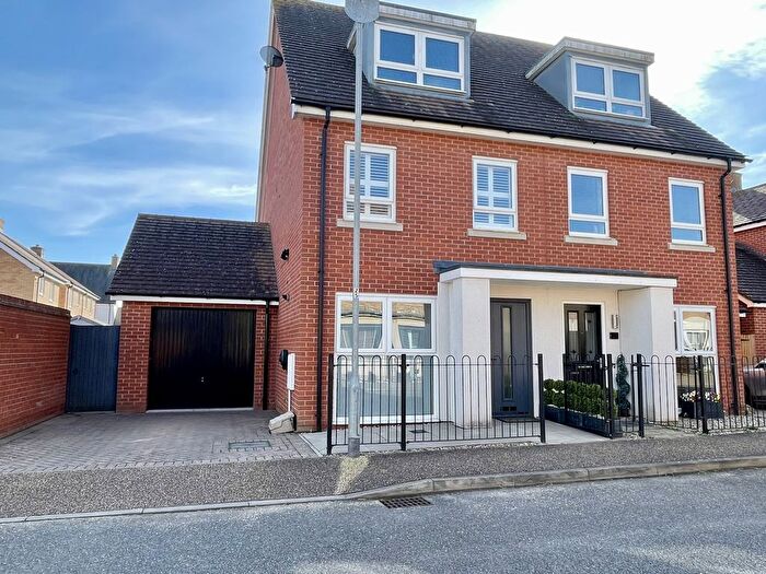 3 Bedroom Semi Detached House For Sale In Apollo Gardens, Biggleswade, SG18