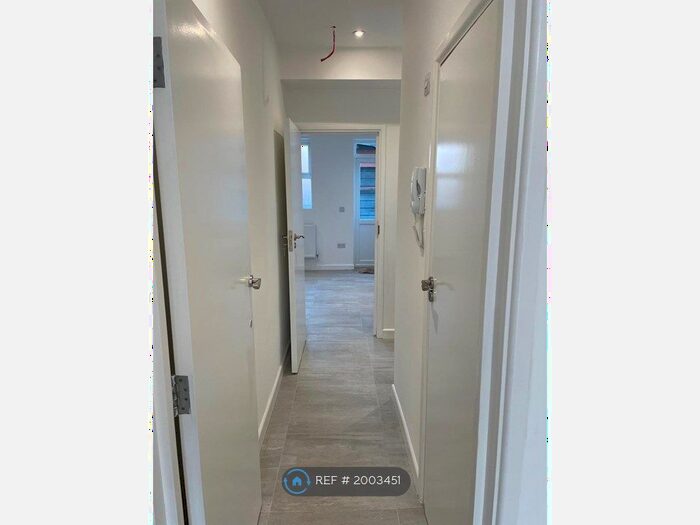 Studio To Rent In Ferncroft Avenue, London, N12