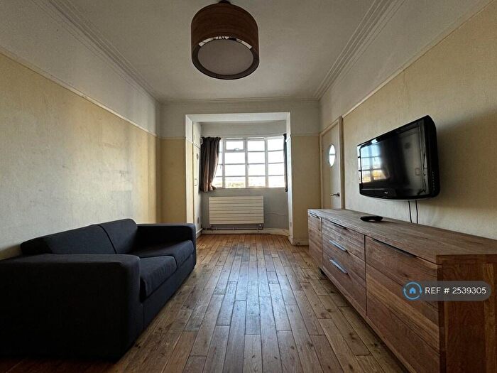 1 Bedroom Flat To Rent In Mornington Court, London, NW1