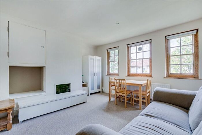 3 Bedroom Flat To Rent In Oakworth Road, London, W10