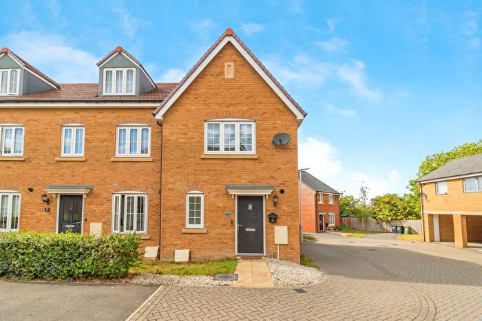 2 Bedroom End Of Terrace House For Sale In Aylesbury Drive, Houghton Regis, Dunstable, LU5