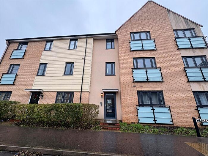 2 Bedroom Flat For Sale In Healey Road, Dunstable, LU6