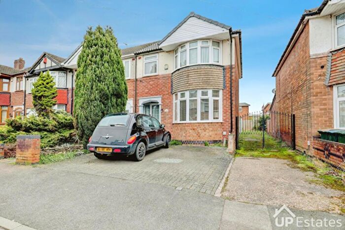 3 Bedroom End Of Terrace House For Sale In Silverdale Close, Coventry, CV2